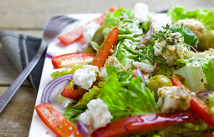 皿に盛り付けられたサラダ