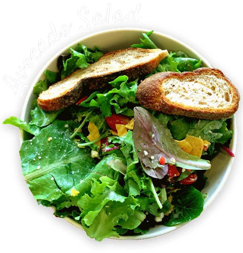 野菜とチーズが盛り付けられたサラダ