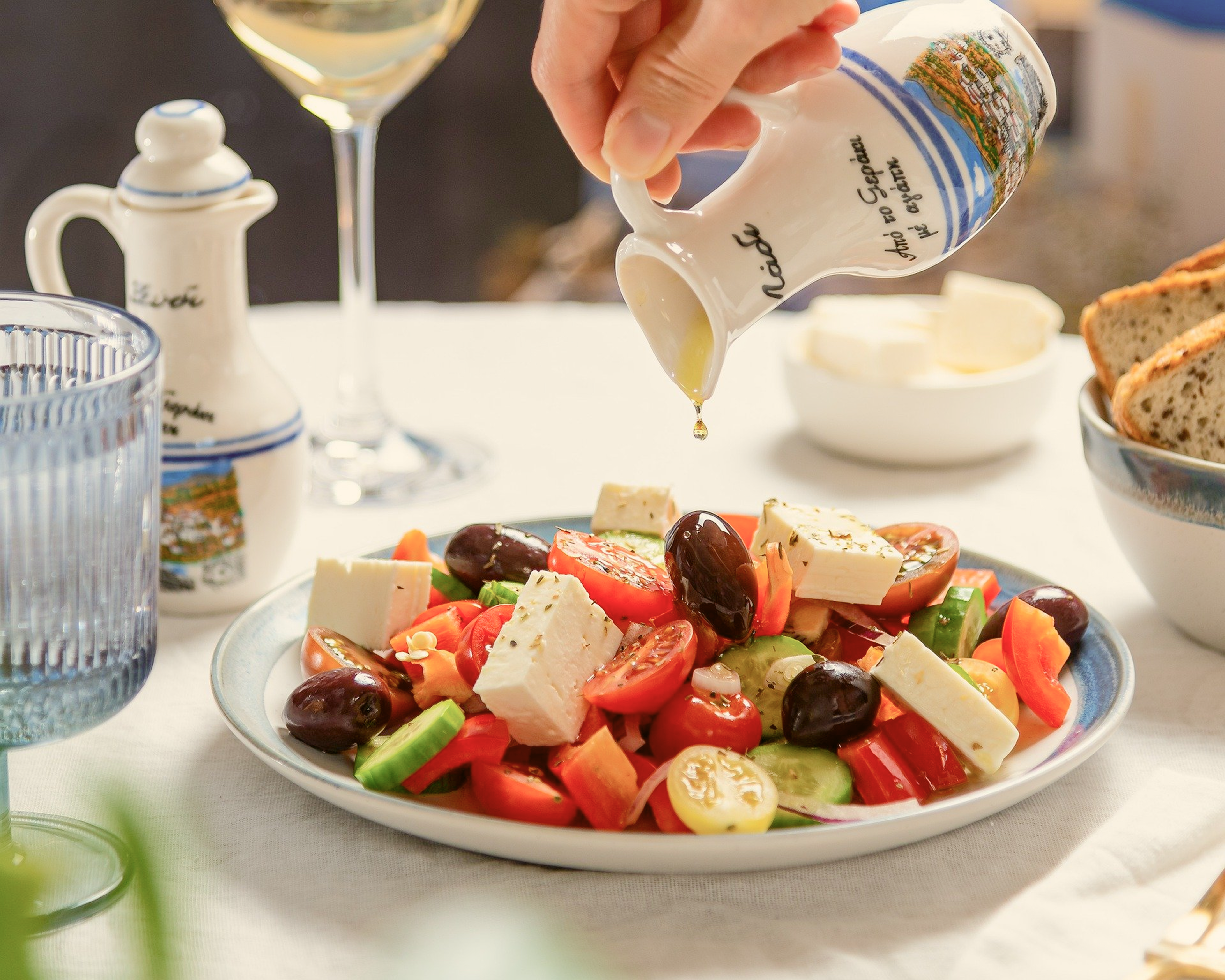 サラダにオイルをかけている