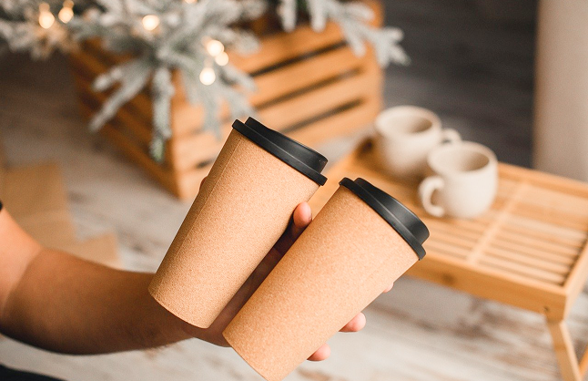 コーヒーを2つテイクアウトしている様子